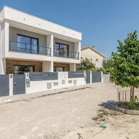 Moradia Familiar V4 Com Piscina Fernão Ferro