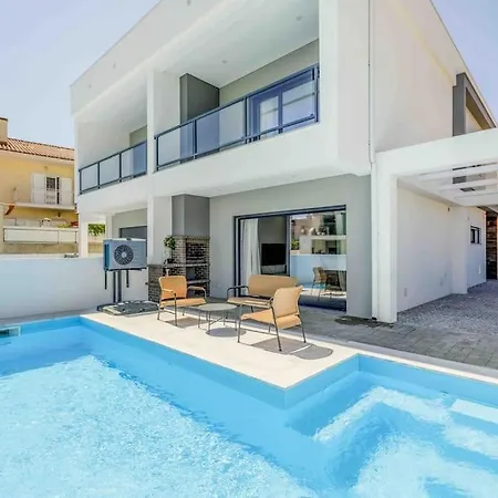 Apartamento Moradia Familiar V4 Com Piscina *