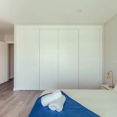 Apartamento Moradia Familiar V4 Com Piscina Fernão Ferro