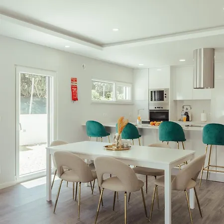 Moradia Familiar V4 Com Piscina Fernão Ferro