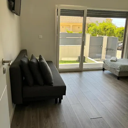 Moradia Familiar V4 Com Piscina Fernão Ferro